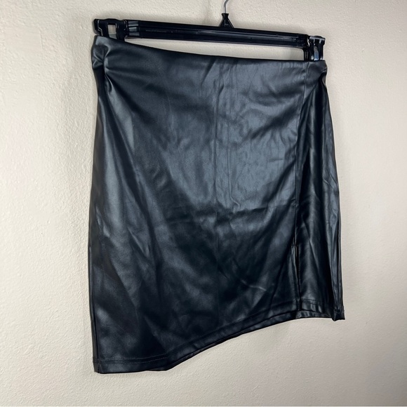 Size 6 Shein Black Faux Leather Mini Skirt Goth Retro Vegan - Picture 2 of 6